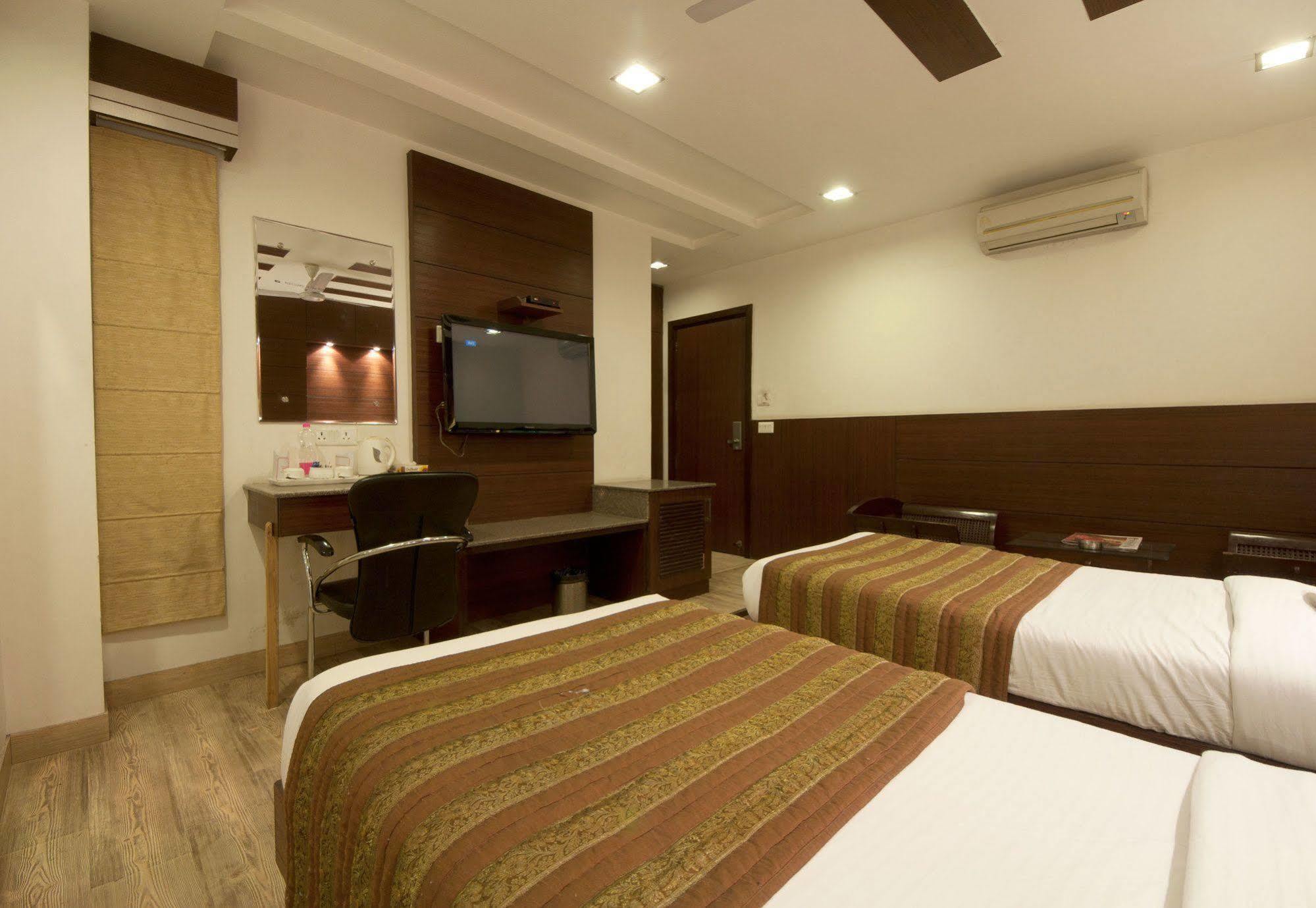 Hotel Amaltas International - Delhi-16 New Delhi Bagian luar foto