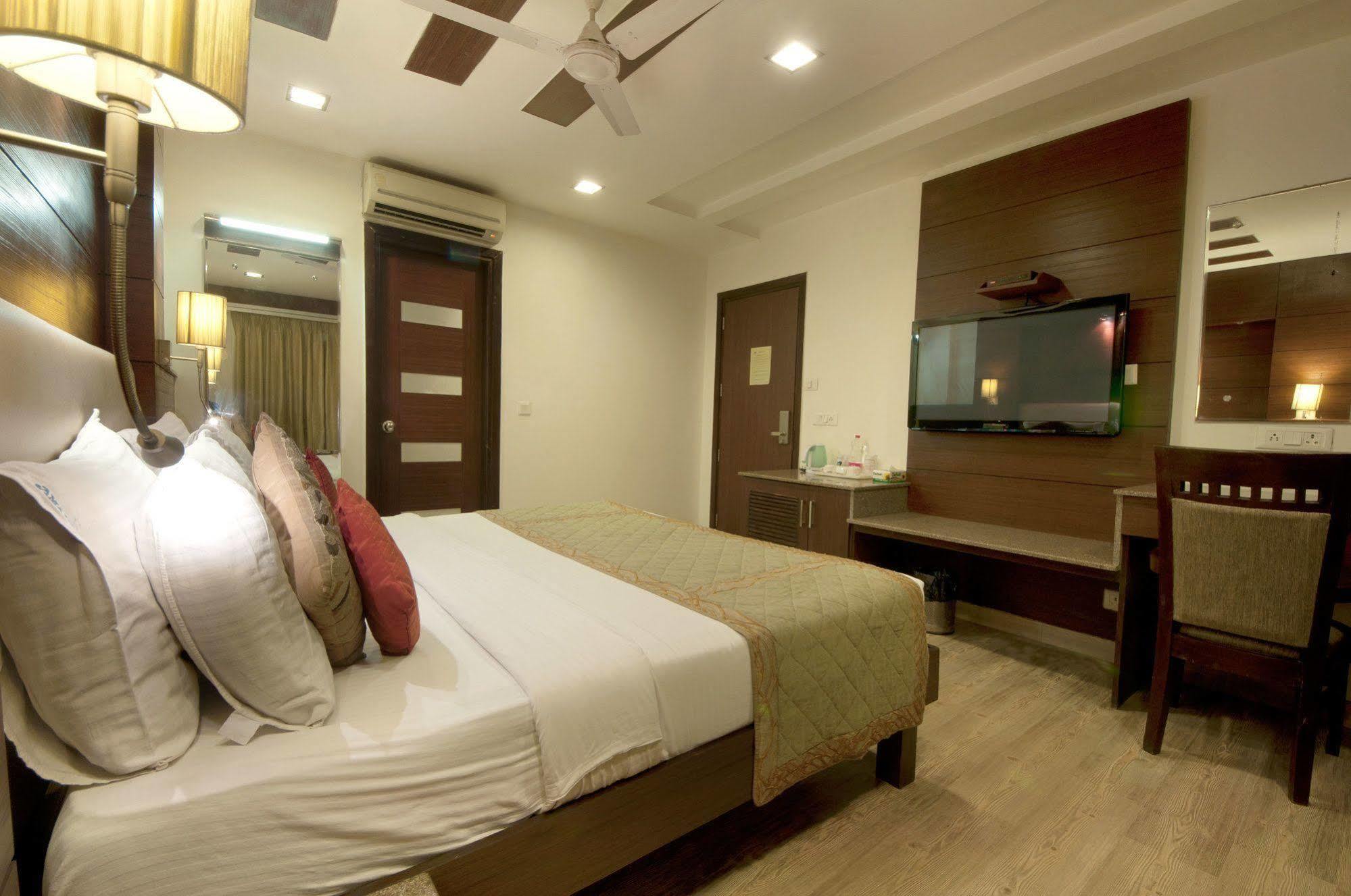 Hotel Amaltas International - Delhi-16 New Delhi Bagian luar foto