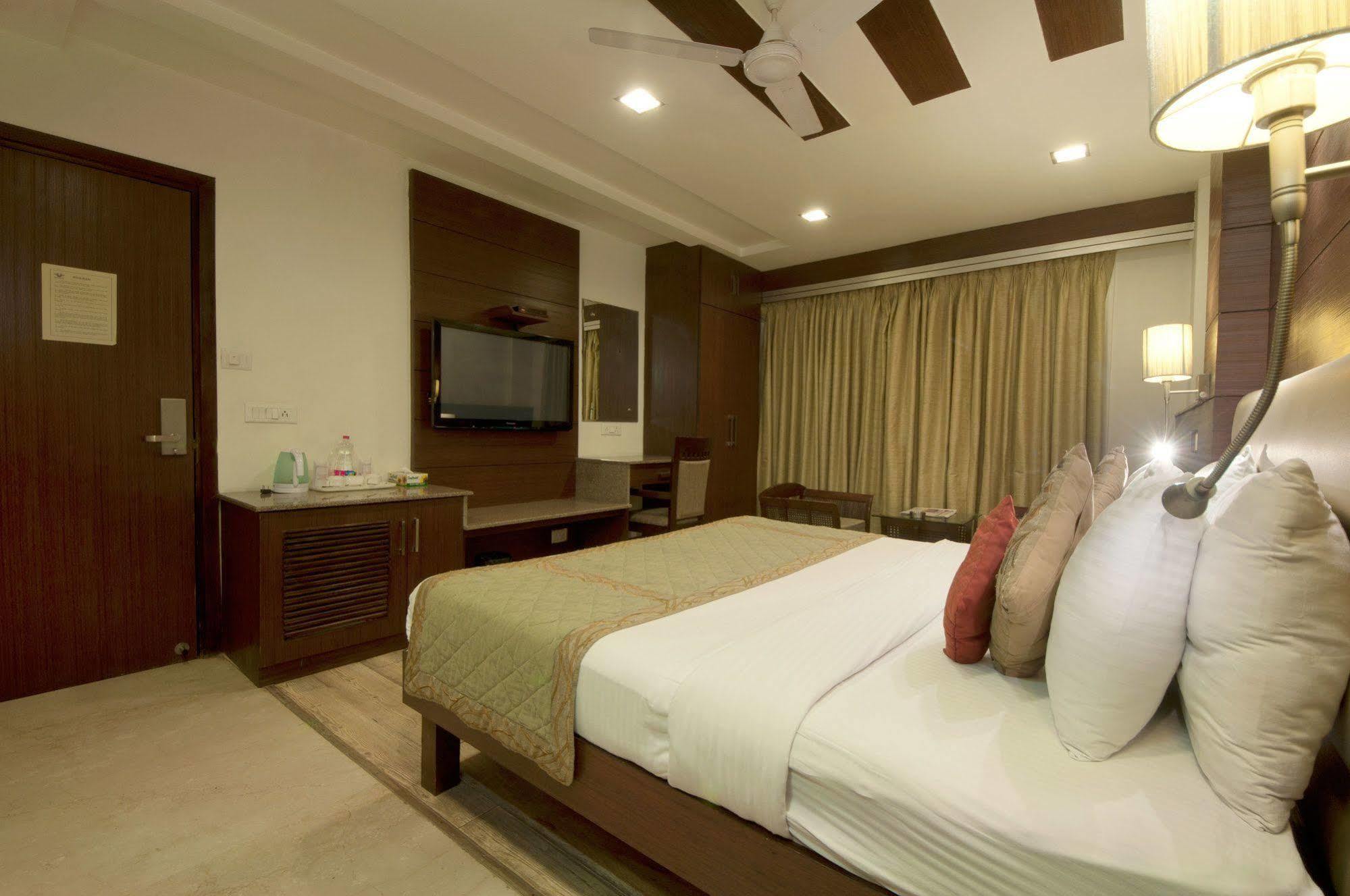 Hotel Amaltas International - Delhi-16 New Delhi Bagian luar foto