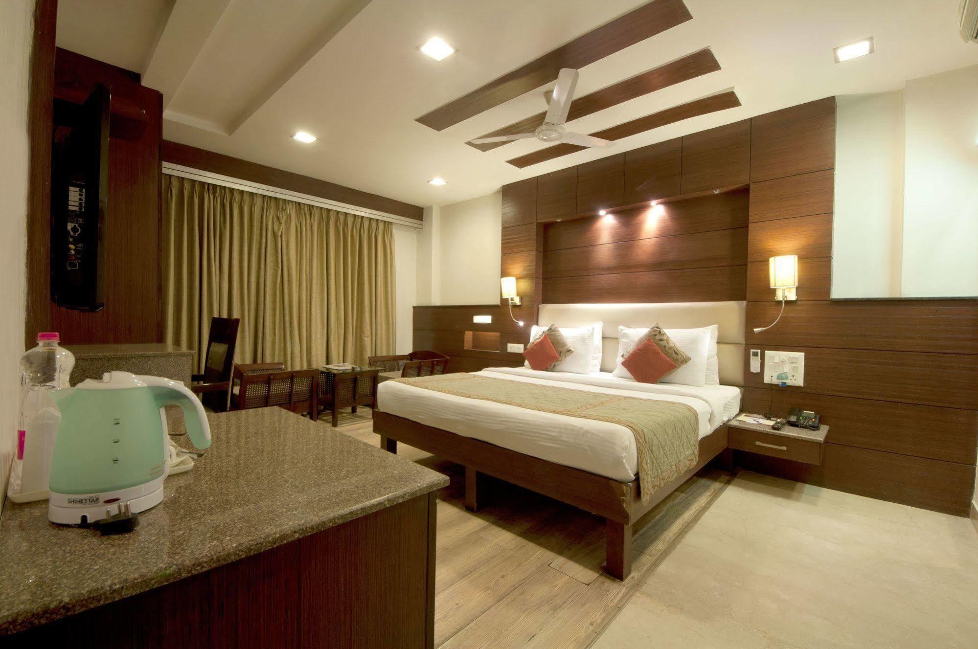 Hotel Amaltas International - Delhi-16 New Delhi Bagian luar foto